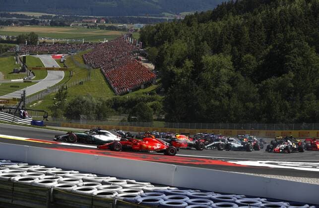 Motorsports: FIA Formula One World Championship WM Weltmeisterschaft 2018, Grand Prix of Austria, Start, 44 Lewis Hamilton (GBR, Mercedes AMG Petronas Motorsport), 7 Kimi Raikkonen (FIN, Scuderia Ferrari), Spielberg Austria