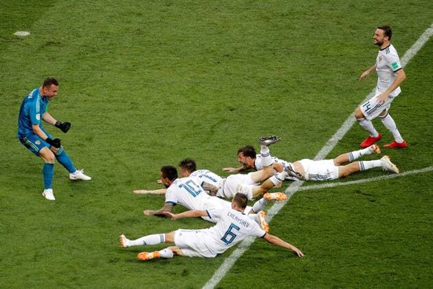 Sport Themen der Woche KW26 Sport - Bilder des Tages Russian players celebrate their victory in the penalty shootout of the FIFA World Cup WM Weltmeisterschaft Fussball 2018 round of 16 soccer match between Spain and Russia, at Luzhniki Stadium in Moscu, Russia, 1 July 2018. SPAIN VS. RUSSIA !ACHTUNG: NUR REDAKTIONELLE NUTZUNG!  Copyright: xLavandeiraxjrx FWC51-412 20180701-636660676251196594