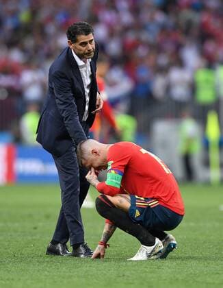 Sport Themen der Woche KW26 Sport - Bilder des Tages FUSSBALL WM 2018 Achtelfinale ---- Spanien - Russland 01.07.2018 Trainer Fernando Hierro (li) und Sergio Ramos (re, beide Spanien) sind nach dem Spielende enttaeuscht *** FIFA World Cup 2018 Eighth finals Spain Russia 01 07 2018 Coach Fernando Hierro li and Sergio Ramos re both Spain are disappointed after the end of the game 