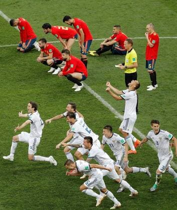 Sport - Bilder des Tages Russian players celebrate their victory in the penalty shootout of the FIFA World Cup WM Weltmeisterschaft Fussball 2018 round of 16 soccer match between Spain and Russia, at Luzhniki Stadium in Moscu, Russia, 1 July 2018. SPAIN VS. RUSSIA !ACHTUNG: NUR REDAKTIONELLE NUTZUNG!  Copyright: xLavandeiraxjrx FWC51-511 20180701-636660741530304515