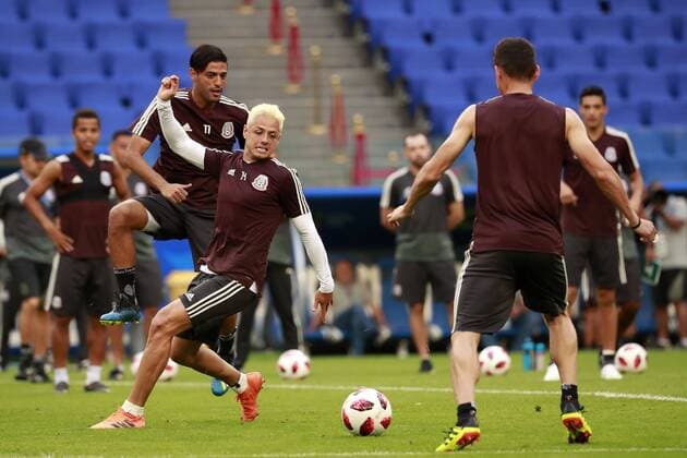 Mexico s (L-R) Carlos Vela and Javier Hernandez during a training session at the Samara Arena, in Moscow, Russia, 01 July 2018. Mexico will face Brazil tomorrow in the FIFA World Cup WM Weltmeisterschaft Fussball Russia 2018 round of 16. Training session of Mexico s national soccer team in Samara !ACHTUNG: NUR REDAKTIONELLE NUTZUNG!  Copyright: xJosexMendezx SAM65 20180701-636660746932416447