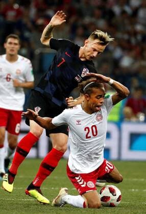 Danish forward Yussuf Poulsen (R) and Croatian midfielder Ivan Rakitic during the FIFA World Cup WM Weltmeisterschaft Fussball 2018 round of 16 soccer match between Croatia and Denmark, at Nizhny Novgorod Stadium, Russia, 1 July 2018. CROATIA VS. DENMARK !ACHTUNG: NUR REDAKTIONELLE NUTZUNG!  Copyright: xKikoxHuescax FWC52-34 20180701-636660746943354448