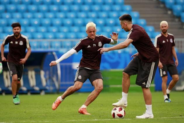 Mexico s (L-R) Javier Herndandez and Hector Herrera during a training session at the Samara Arena, in Moscow, Russia, 01 July 2018. Mexico will face Brazil tomorrow in the FIFA World Cup WM Weltmeisterschaft Fussball Russia 2018 round of 16. Training session of Mexico s national soccer team in Samara !ACHTUNG: NUR REDAKTIONELLE NUTZUNG!  Copyright: xJosexMendezx SAM67 20180701-636660747614920803