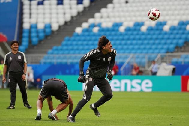Mexico s Jonathan Dos Santos and Guillermo Ochoa during a training session at the Samara Arena, in Moscow, Russia, 01 July 2018. Mexico will face Brazil tomorrow in the FIFA World Cup WM Weltmeisterschaft Fussball Russia 2018 round of 16. Training session of Mexico s national soccer team in Samara !ACHTUNG: NUR REDAKTIONELLE NUTZUNG!  Copyright: xJosexMendezx SAM69 20180701-636660747660233593