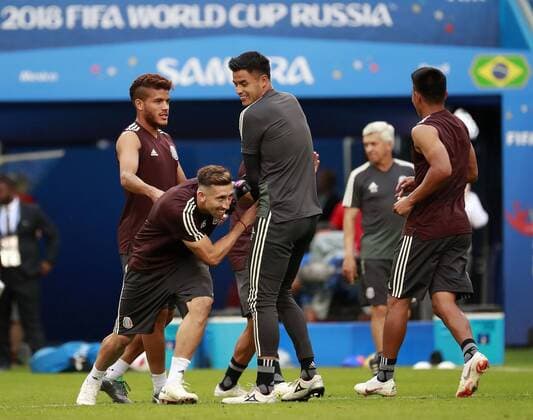 Mexico s Jonathan Dos Santos (L), Hector Herrera (2L) and Alfredo Talavera (C) during a training session at the Samara Arena, in Moscow, Russia, 01 July 2018. Mexico will face Brazil tomorrow in the FIFA World Cup WM Weltmeisterschaft Fussball Russia 2018 round of 16. Training session of Mexico s national soccer team in Samara !ACHTUNG: NUR REDAKTIONELLE NUTZUNG!  Copyright: xJosexMendezx SAM74 20180701-636660749056336273