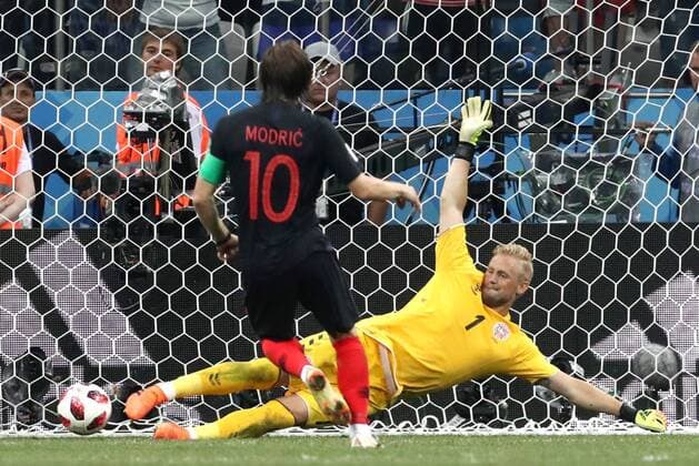 NIZHNY NOVGOROD, RUSSIA - JULY 1, 2018: Denmark s goalkeeper Kasper Schmeichel (R) and Croatia s Luka Modric during a penalty shoot-out in their 2018 FIFA World Cup WM Weltmeisterschaft Fussball Round of 16 football match at Nizhny Novgorod Stadium. Stanislav Krasilnikov TASS  TS087820