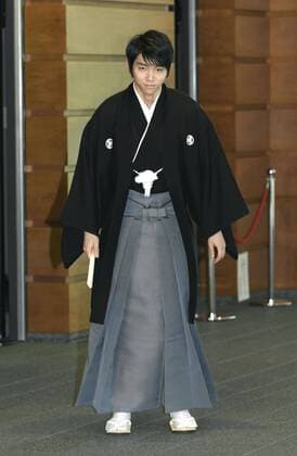 Figure skater Hanyu receives national honor award Two-time Figure skating Eiskunstlauf Olympic gold medalist Yuzuru Hanyu bows to reporters at the premier s office in Tokyo before attending a ceremony to receive the People s Honor Award on July 2, 2018. 