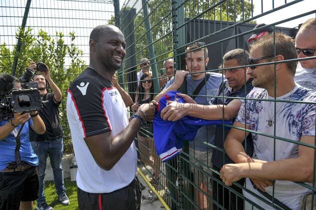 Patrick Vieira (entraineur de l OGC Nice) et les supporters nicois FOOTBALL : OGC Nice reprise de l entrainement - Nice - 02 07 2018 NorbertScanella Panoramic 