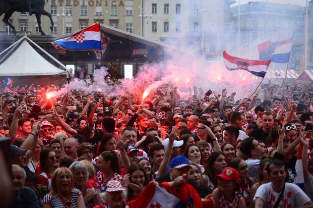 (180702) -- ZAGREB, July 2, 2018 -- Fans of Croatia watch the 2018 FIFA World Cup WM Weltmeisterschaft Fussball match between Croatia and Denmark in Zagreb, Croatia, on July 1, 2018. Croatia won 4-3 (3-2 in penalty shootout) and advanced to the quarterfinals. ) (SP)CROATIA-ZAGREB-SOCCER-FIFA WORLD CUP-FANS MarkoxPrpic 