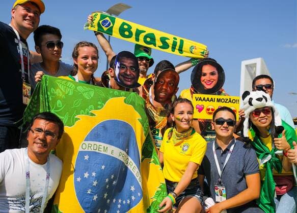 SAMARA, RUSSIA - JULY 2, 2018: Supporters of Brazil with a national flag ahead of the Round of 16 football match between Brazil and Mexico at FIFA World Cup WM Weltmeisterschaft Fussball Russia 2018. Sergei Bobylev TASS  TS0878F3