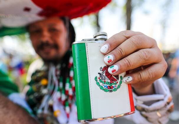 Sport - Bilder des Tages SAMARA, RUSSIA - JULY 2, 2018: A supporter of Mexico with a hip flask in the national colours ahead of the Round of 16 football match between Brazil and Mexico at FIFA World Cup WM Weltmeisterschaft Fussball Russia 2018. Sergei Bobylev TASS  TS0878F1