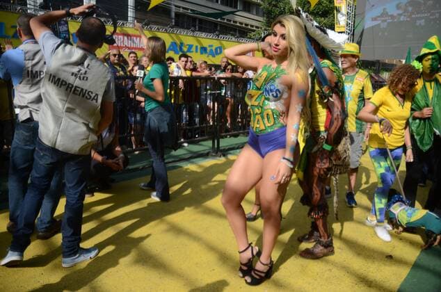 WM 2018, Brasilien - Mexiko, Public Viewing in Brasilien Twisted team move in RJ RIO DE JANEIRO, RJ - 02.07.2018: TWISTED TEAM MOVE IN RJ - Cariocas fans for the Brazilian team in the game against Mexico, this Monday (02) at Alzirão in Tijuca in the northern part of the city of Rio de Janeiro, RJ. (Photo: Luiz Gomes Fotoarena) x1560464x  LuizxGomes