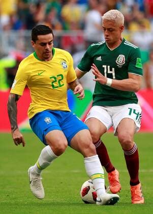 Mexican forward Javier Hernandez (R) and Brazilian defender Fagner during the FIFA World Cup WM Weltmeisterschaft Fussball 2018 round of 16 soccer match between Brazil and Mexico, at Samara Arena in Samara, Russia, 2 July 2018. BRAZIL VS. MEXICO !ACHTUNG: NUR REDAKTIONELLE NUTZUNG!  Copyright: xJosexMendezx FWC53-65 20180702-636661443594200750