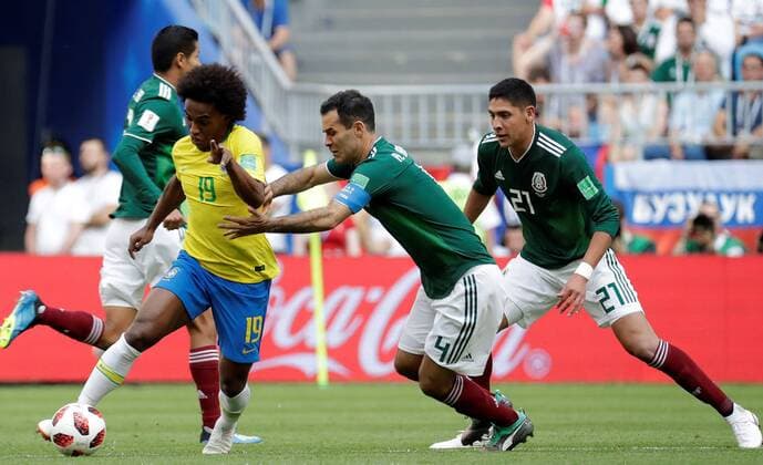 Brazilian forward Willian (L) and Mexican defender Rafael Marquez (C) during the FIFA World Cup WM Weltmeisterschaft Fussball 2018 round of 16 soccer match between Brazil and Mexico, at Samara Arena in Samara, Russia, 2 July 2018. BRAZIL VS. MEXICO !ACHTUNG: NUR REDAKTIONELLE NUTZUNG!  Copyright: xSebastiaoxMoreirax FWC53-64 20180702-636661443531388198