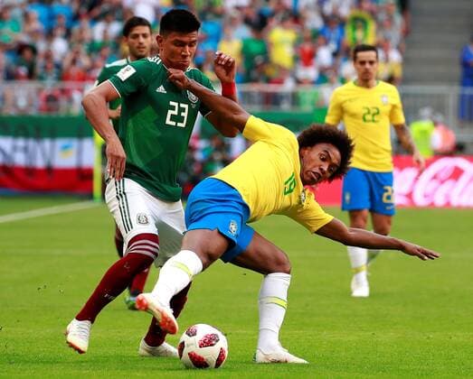 Brazilian forward Willian (R) and Mexican forward Jesus Gallardo during the FIFA World Cup WM Weltmeisterschaft Fussball 2018 round of 16 soccer match between Brazil and Mexico, at Samara Arena in Samara, Russia, 2 July 2018. BRAZIL VS. MEXICO !ACHTUNG: NUR REDAKTIONELLE NUTZUNG!  Copyright: xJosexMendezx FWC53-69 20180702-636661444326389548