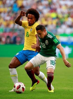 Mexican midfielder Andres Guardado (R) and Brazilian forward Willian during the FIFA World Cup WM Weltmeisterschaft Fussball 2018 round of 16 soccer match between Brazil and Mexico, at Samara Arena in Samara, Russia, 2 July 2018. BRAZIL VS. MEXICO !ACHTUNG: NUR REDAKTIONELLE NUTZUNG!  Copyright: xJosexMendezx FWC53-90 20180702-636661450738889893
