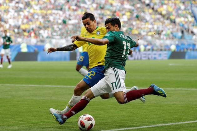 Brazilian defender Fagner (L) and Mexican forward Vela during the FIFA World Cup WM Weltmeisterschaft Fussball 2018 round of 16 soccer match between Brazil and Mexico, at Samara Arena in Samara, Russia, 2 July 2018. BRAZIL VS. MEXICO !ACHTUNG: NUR REDAKTIONELLE NUTZUNG!  Copyright: xSebastiaoxMoreirax FWC53-93 20180702-636661451432482756