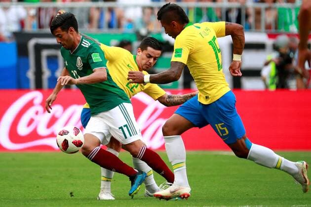 Mexican forward Vela (L) and Brazilian midfielder Paulinho during the FIFA World Cup WM Weltmeisterschaft Fussball 2018 round of 16 soccer match between Brazil and Mexico, at Samara Arena in Samara, Russia, 2 July 2018. BRAZIL VS. MEXICO !ACHTUNG: NUR REDAKTIONELLE NUTZUNG!  Copyright: xJosexMendezx FWC53-96 20180702-636661452142170268