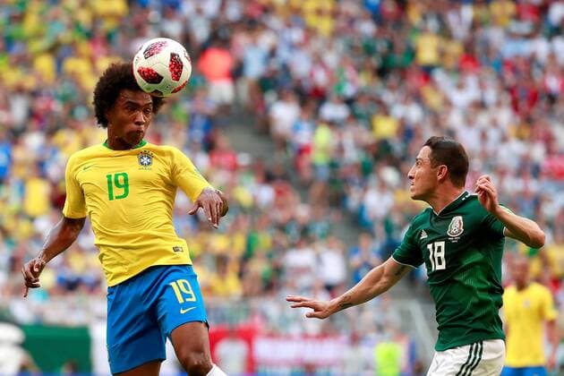 Brazilian forward Willian (L) heads the ball in presence of Mexican midfielder Andres Guardado during the FIFA World Cup WM Weltmeisterschaft Fussball 2018 round of 16 soccer match between Brazil and Mexico, at Samara Arena in Samara, Russia, 2 July 2018. BRAZIL VS. MEXICO !ACHTUNG: NUR REDAKTIONELLE NUTZUNG!  Copyright: xJosexMendezx FWC53-127 20180702-636661460201937499