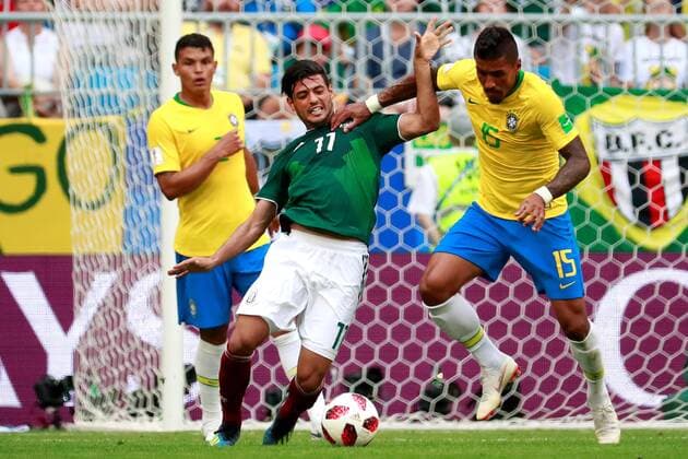 Mexican forward Vela (C) and Brazilian midfielder Paulinho (R) during the FIFA World Cup WM Weltmeisterschaft Fussball 2018 round of 16 soccer match between Brazil and Mexico, at Samara Arena in Samara, Russia, 2 July 2018. BRAZIL VS. MEXICO !ACHTUNG: NUR REDAKTIONELLE NUTZUNG!  Copyright: xJosexMendezx FWC53-132 20180702-636661461548352376