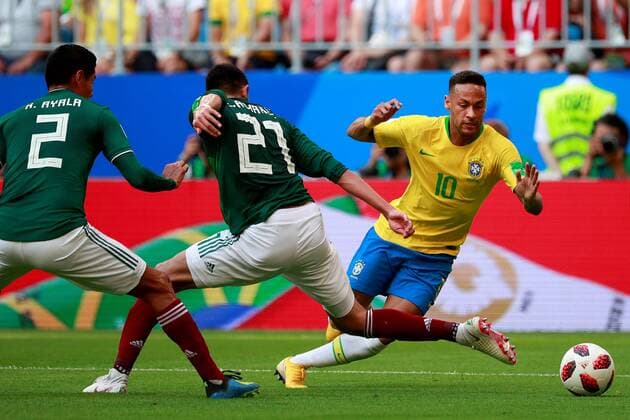 Mexican defender Edson Alvarez (C) and Brazilian forward Neymar (R) during the FIFA World Cup WM Weltmeisterschaft Fussball 2018 round of 16 soccer match between Brazil and Mexico, at Samara Arena in Samara, Russia, 2 July 2018. BRAZIL VS. MEXICO !ACHTUNG: NUR REDAKTIONELLE NUTZUNG!  Copyright: xJosexMendezx FWC53-156 20180702-636661471613599404