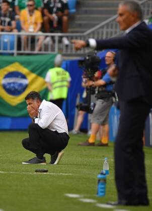 (180702) -- SAMARA, July 2, 2018 -- Head coach Juan Carlos Osorio (L) of Mexico is seen during the 2018 FIFA World Cup WM Weltmeisterschaft Fussball round of 16 match between Brazil and Mexico in Samara, Russia, July 2, 2018. ) (SP)RUSSIA-SAMARA-2018 WORLD CUP-ROUND OF 16-BRAZIL VS MEXICO LixGa 