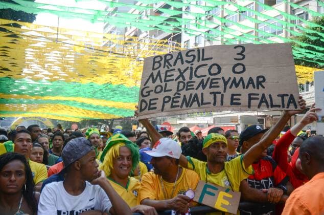 WM 2018, Brasilien - Mexiko, Public Viewing in Brasilien Twisted team move in RJ RIO DE JANEIRO, RJ - 02.07.2018: TWISTED TEAM MOVE IN RJ - Cariocas fans for the Brazilian team in the game against Mexico, this Monday (02) at Alzirão in Tijuca in the northern part of the city of Rio de Janeiro, RJ. (Photo: Luiz Gomes Fotoarena) x1560629x  LuizxGomes