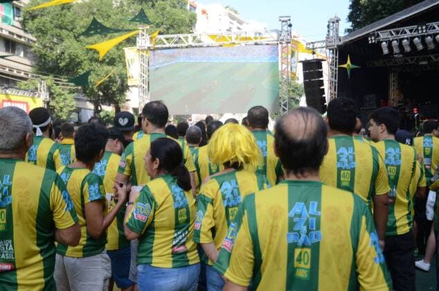 WM 2018, Brasilien - Mexiko, Public Viewing in Brasilien Twisted team move in RJ RIO DE JANEIRO, RJ - 02.07.2018: TWISTED TEAM MOVE IN RJ - Cariocas fans for the Brazilian team in the game against Mexico, this Monday (02) at Alzirão in Tijuca in the northern part of the city of Rio de Janeiro, RJ. (Photo: Luiz Gomes Fotoarena) x1560631x  LuizxGomes