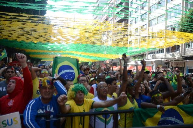 WM 2018, Brasilien - Mexiko, Public Viewing in Brasilien Twisted team move in RJ RIO DE JANEIRO, RJ - 02.07.2018: TWISTED TEAM MOVE IN RJ - Cariocas fans for the Brazilian team in the game against Mexico, this Monday (02) at Alzirão in Tijuca in the northern part of the city of Rio de Janeiro, RJ. (Photo: Luiz Gomes Fotoarena) x1560635x  LuizxGomes
