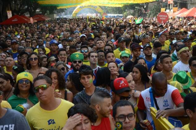 WM 2018, Brasilien - Mexiko, Public Viewing in Brasilien Twisted team move in RJ RIO DE JANEIRO, RJ - 02.07.2018: TWISTED TEAM MOVE IN RJ - Cariocas fans for the Brazilian team in the game against Mexico, this Monday (02) at Alzirão in Tijuca in the northern part of the city of Rio de Janeiro, RJ. (Photo: Luiz Gomes Fotoarena) x1560636x  LuizxGomes