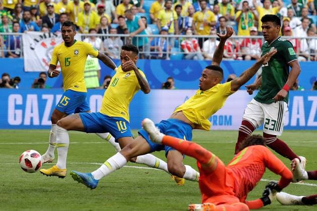 Brazilian forward Neymar (2L) kicks the ball to score during the FIFA World Cup WM Weltmeisterschaft Fussball 2018 round of 16 soccer match between Brazil and Mexico, at Samara Arena in Samara, Russia, 2 July 2018. BRAZIL VS. MEXICO !ACHTUNG: NUR REDAKTIONELLE NUTZUNG!  Copyright: xSebastiaoxMoreirax FWC53-186 20180702-636661487433463107