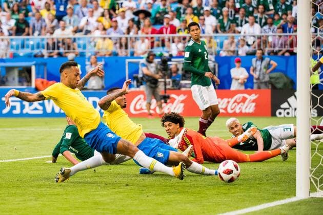Sport - Bilder des Tages SOCCER - FIFA World Cup WM Weltmeisterschaft Fussball 2018, BRA vs MEX SAMARA,RUSSIA,02.JUL.18 - SOCCER - FIFA World Cup 2018, international match Länderspiel round of sixteen, Brazil vs Mexico. Image shows Neymar (BRA) and Guillermo Ochoa (MEX). keywords: goal. GEPAxpictures xBildbyran