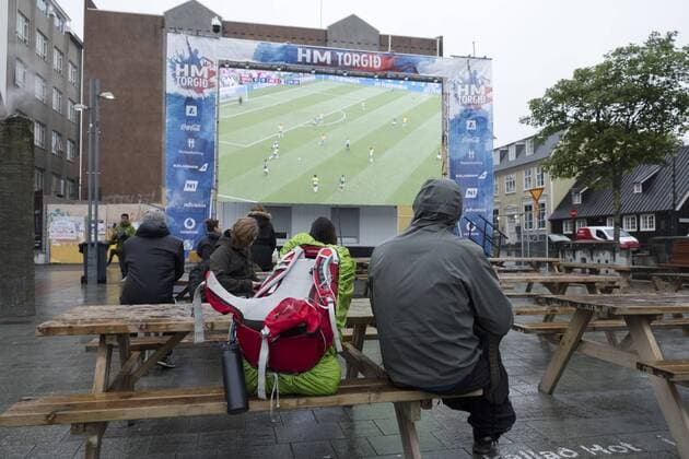 Only a handful of football fans are watching the knockout round of Mexico in the run-off against Brazil at the FIFA World Cup on Ingólfstorg in Reykjavík FIFA World Cup 2018 Public Viewing in Reykjavík