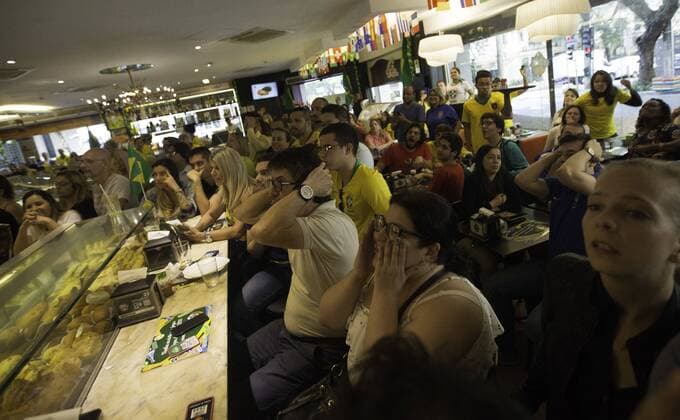 Paulistanos acompanham jogo da Selecao SÃO PAULO, SP - 02.07.2018: PAULISTANOS ACOMPANHAM JOGO DA SELEcaO - Paulistanos accompany game of the Brazilian Selection in Bakery in Rua Haddock Lobo, in Consolacao, central region of the city. Due to the timing of some games, people have opted to watch games close to home or work. The morning of this Monday (02). (Photo: Bruno Rocha Fotoarena) x1560660x  BrunoxRocha