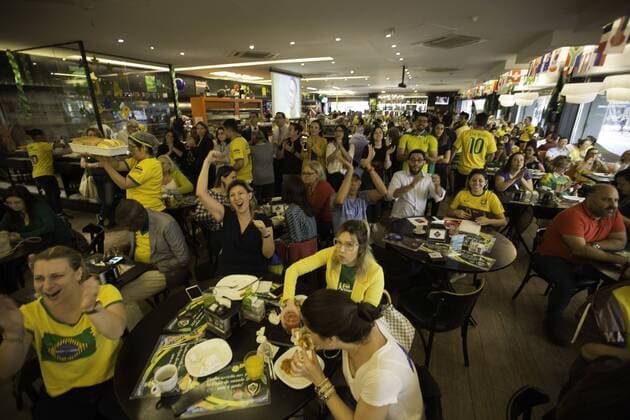 Paulistanos acompanham jogo da Selecao SÃO PAULO, SP - 02.07.2018: PAULISTANOS ACOMPANHAM JOGO DA SELEcaO - Paulistanos accompany game of the Brazilian Selection in Bakery in Rua Haddock Lobo, in Consolacao, central region of the city. Due to the timing of some games, people have opted to watch games close to home or work. The morning of this Monday (02). (Photo: Bruno Rocha Fotoarena) x1560664x  BrunoxRocha