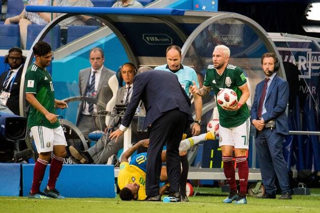 Sport - Bilder des Tages 180702 Neymar of Brazil with an injury and Miguel Layun of Mexico during the FIFA World Cup WM Weltmeisterschaft Fussball round of 16 match between Brazil and Mexico on July 2, 2018 in Samara. Photo: Petter Arvidson BILDBYRAN kod PA 92081 *** 180702 Neymar of Brazil with an injury and Miguel Layun of Mexico during the FIFA World Cup round of 16 match between Brazil and Mexico on July 2, 2018 in Samara Photo Petter Arvidson BILDBYRAN Code PA 92081  Copyright: PETTERxARVIDSON BB180702PA126