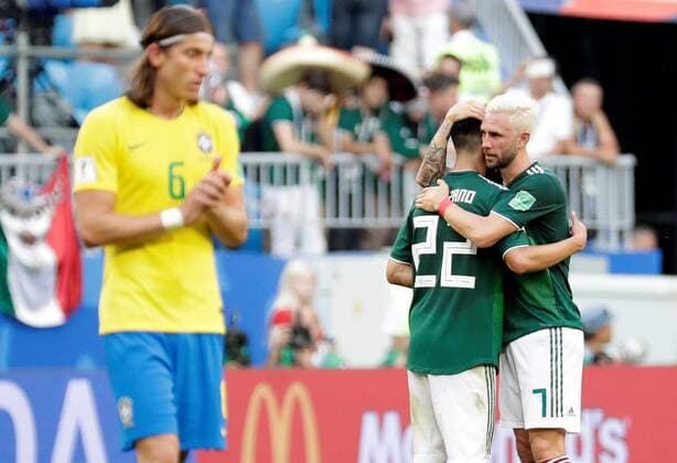 Mexican defender Miguel Layun (R) and Mexican forward Hirving Lozano (C) during the FIFA World Cup WM Weltmeisterschaft Fussball 2018 round of 16 soccer match between Brazil and Mexico, at Samara Arena in Samara, Russia, 2 July 2018. BRAZIL VS. MEXICO !ACHTUNG: NUR REDAKTIONELLE NUTZUNG!  Copyright: xSebastiaoxMoreirax FWC53-284 20180702-636661517031801854