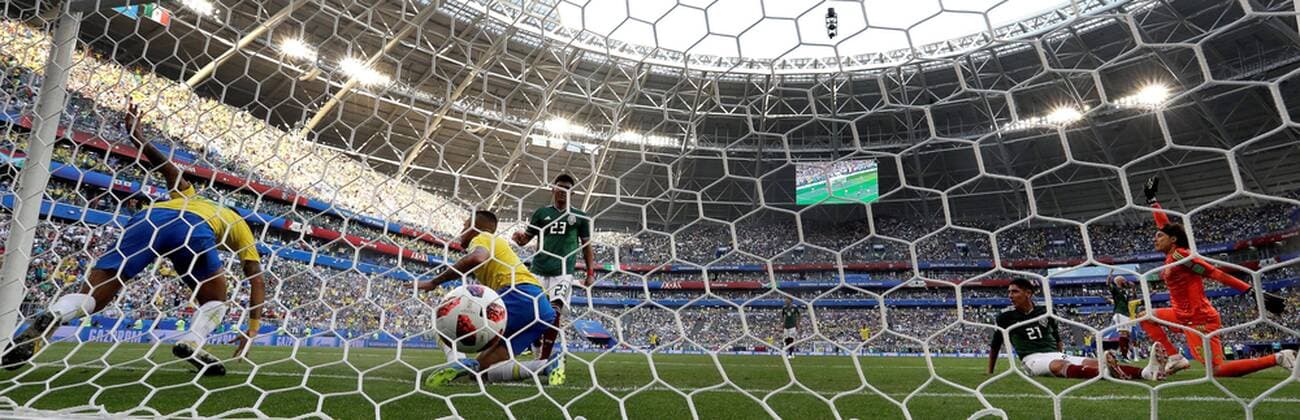 Brazilian forward Neymar (L) scores during the FIFA World Cup WM Weltmeisterschaft Fussball 2018 round of 16 soccer match between Brazil and Mexico, at Samara Arena in Samara, Russia, 2 July 2018. BRAZIL VS. MEXICO !ACHTUNG: NUR REDAKTIONELLE NUTZUNG!  Copyright: xSebastiaoxMoreirax FWC53-302 20180702-636661519754746565