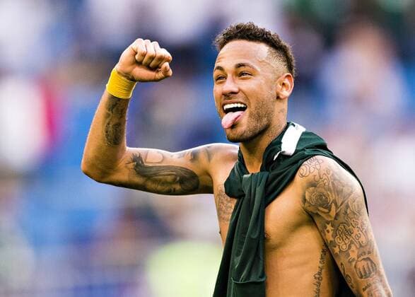 Sport - Bilder des Tages Samara, 02.07.2018 Schlussjubel: Neymar (Brasilien) - streckt die Zunge raus - mit nacktem Oberkörper Brasilien - Mexiko *** Samara 02 07 2018 Final Cheers Neymar Brazil sticks out her tongue bareback Brazil Mexico