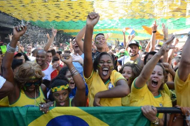 Twisted team move in RJ RIO DE JANEIRO, RJ - 02.07.2018: TWISTED TEAM MOVE IN RJ - Carioca fans celebrate the second goal of the Brazilian team in the game against Mexico, this Monday (02) at Alzirão in Tijuca in the northern part of the city of Rio de Janeiro, RJ. (Photo: Luiz Gomes Fotoarena) x1560946x  LuizxGomes