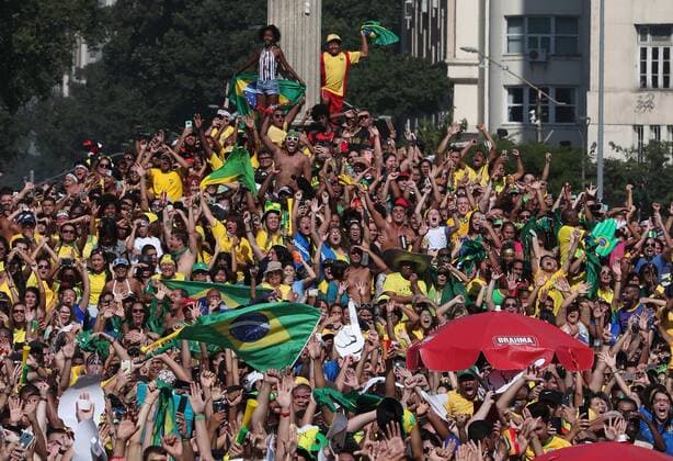 Brazil s national soccer team fans cheer on their team as they watch a live broadcast of the FIFA World Cup WM Weltmeisterschaft Fussball Russia 2018 round of 16 match between Brazil and Mexico at the Pier Maua, in Rio de Janeiro, Brazil, 02 July 2018. Brazil s fans in Rio de Janeiro !ACHTUNG: NUR REDAKTIONELLE NUTZUNG!  Copyright: xMarceloxSayaox RIO08 20180702-636661534537499746