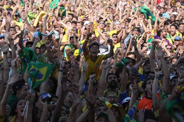 Brazil s national soccer team fans cheer on their team as they watch a live broadcast of the FIFA World Cup WM Weltmeisterschaft Fussball Russia 2018 round of 16 match between Brazil and Mexico at the Pier Maua, in Rio de Janeiro, Brazil, 02 July 2018. Brazil s fans in Rio de Janeiro !ACHTUNG: NUR REDAKTIONELLE NUTZUNG!  Copyright: xMarceloxSayaox RIO12 20180702-636661535192194376