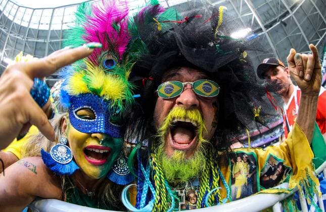 Sport - Bilder des Tages SAMARA, RUSSIA - JULY 2, 2018: Brazilian football fans celebrate their team winning a 2018 FIFA World Cup WM Weltmeisterschaft Fussball Round of 16 match against Mexico with a 2-0 score at Samara Arena Stadium. Sergei Bobylev TASS  TS087A09