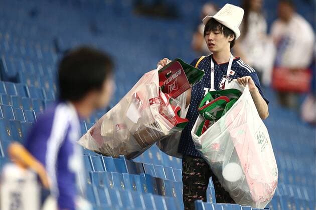 Sport - Bilder des Tages ROSTOV-ON-DON, RUSSIA â€“ JULY 2, 2018: Japan s supporter collecting rubbish after their 2018 FIFA World Cup WM Weltmeisterschaft Fussball Round of 16 football match against Belgium at Rostov Arena Stadium. Team Belgium won the game 3:2. Valery Sharifulin TASS  TS087B0D