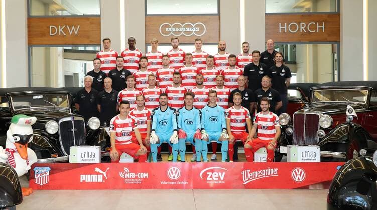 Zwickau Teamfoto Soccer 3 Liga Zwickau 02 07 2018 Soccer 3 Liga FSV Zwickau Portrait date 2018 2019 Team photo Back vl Ronny Koenig Tarsis Bongo Lion Lauberbach Bryan Gaul Nico Beyer Nico Antonitsch Morris Schroter Schroeter Sports Director David Wagner Mid-1 vl Team Leader Jens Schubert Physiotherapist Christian Puschmann Julian Hodek Christian Bickel Kevin Hoffmann Nils Miatke Janik Mäder Maeder Goalkeeping coach Steffen Süßner Suessner Athletic coach Christoph Rezler Center 2 vl Team physician Bernhard Karich Team doctor Uwe Flötgen Floetgen Anthony Barylla Julius Reinhardt Davy Frick Fabian Eisele Toni Wachsmuth Coach Joe Enochs Co Coach Danny König Vorn from left Manolo Rodas Rene Lange Goalkeeper Johannes Brinkies Goalkeeper Max Sprang Goalkeeper Matti Kamenz Mike Könnecke Koennecke Daniel Gremsel
