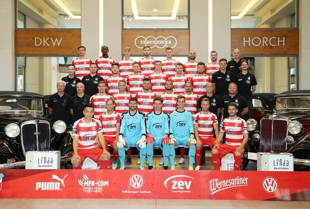 Zwickau Teamfoto Soccer 3 Liga Zwickau 02 07 2018 Soccer 3 Liga FSV Zwickau Portrait date 2018 2019 Team photo Back vl Ronny Koenig Tarsis Bongo Lion Lauberbach Bryan Gaul Nico Beyer Nico Antonitsch Morris Schroter Schroeter Sports Director David Wagner Mid-1 vl Team Leader Jens Schubert Physiotherapist Christian Puschmann Julian Hodek Christian Bickel Kevin Hoffmann Nils Miatke Janik Mäder Maeder Goalkeeping coach Steffen Süßner Suessner Athletic coach Christoph Rezler Center 2 vl Team physician Bernhard Karich Team doctor Uwe Flötgen Floetgen Anthony Barylla Julius Reinhardt Davy Frick Fabian Eisele Toni Wachsmuth Coach Joe Enochs Co Coach Danny König Vorn from left Manolo Rodas Rene Lange Goalkeeper Johannes Brinkies Goalkeeper Max Sprang Goalkeeper Matti Kamenz Mike Könnecke Koennecke Daniel Gremsel