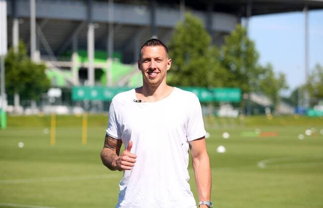 VfL Training Wolfsburg 03 07 2018 FOOTBALL VfL Wolfsburg Training 1 Bundesliga Season 2018 2019 Picture shows Boston Celtics basketball player Daniel Theis visiting VfL Profis Wolfsburg