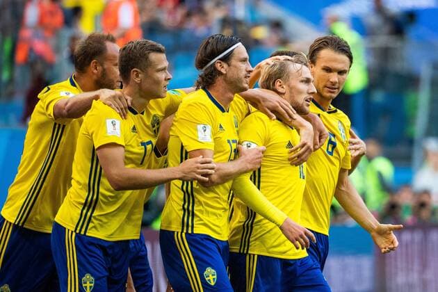 180703 Emil Forsberg of Sweden celebrates with team mates after scoring 1-0 during the FIFA World Cup WM Weltmeisterschaft Fussball round of 16 match between Sweden and Switzerland on July 3, 2018 in ST Petersburg. Photo: Petter Arvidson BILDBYRAN kod PA 87748 *** 180703 Emil Forsberg of Sweden celebrates with team mates after scoring 1 0 during the FIFA World Cup round of 16 match between Sweden and Switzerland on July 3, 2018 in St. Petersburg Photo Petter Arvidson BILDBYRAN Code PA 87748  Copyright: PETTERxARVIDSON BB180703PA081