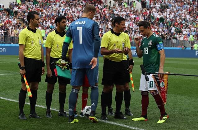 FIFA World Cup WM Weltmeisterschaft Fussball Russia 2018 Match No. 011, 2018-06-17 Germany vs Mexico Luzhniki Stadium PILKA NOZNA MISTRZOSTWA SWIATA W PILCE NOZNEJ MUNDIAL ROSJA 2018 NIEMCY - MEKSYK FOT. JOHN BOTOS PROJECT PLUS NEWSPIX.PL --- Newspix.pl Manuel NEUER (GER) & Andres GUARDADO (MEX) FRANCE OUT!  B31I5084A