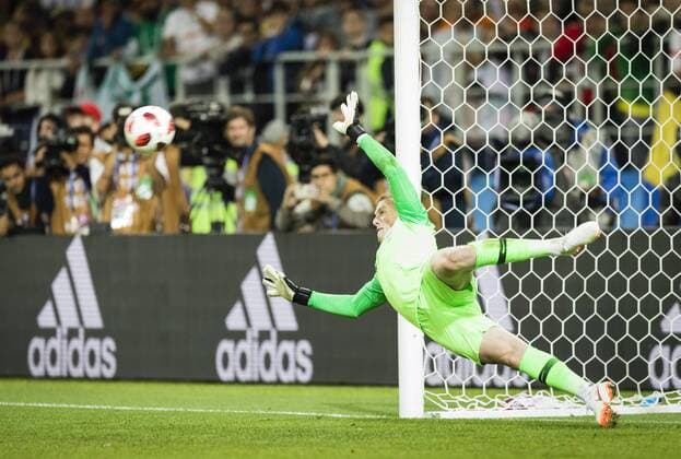 Moskau, 03.07.2018 Torwart Jordan Pickford (England) hält Elfmeter gegen Carlos Bacca (KOL) England - Kolumbien *** Moscow 03 07 2018 Goalkeeper Jordan Pickford England holds penalty against Carlos Bacca KOL England Colombia